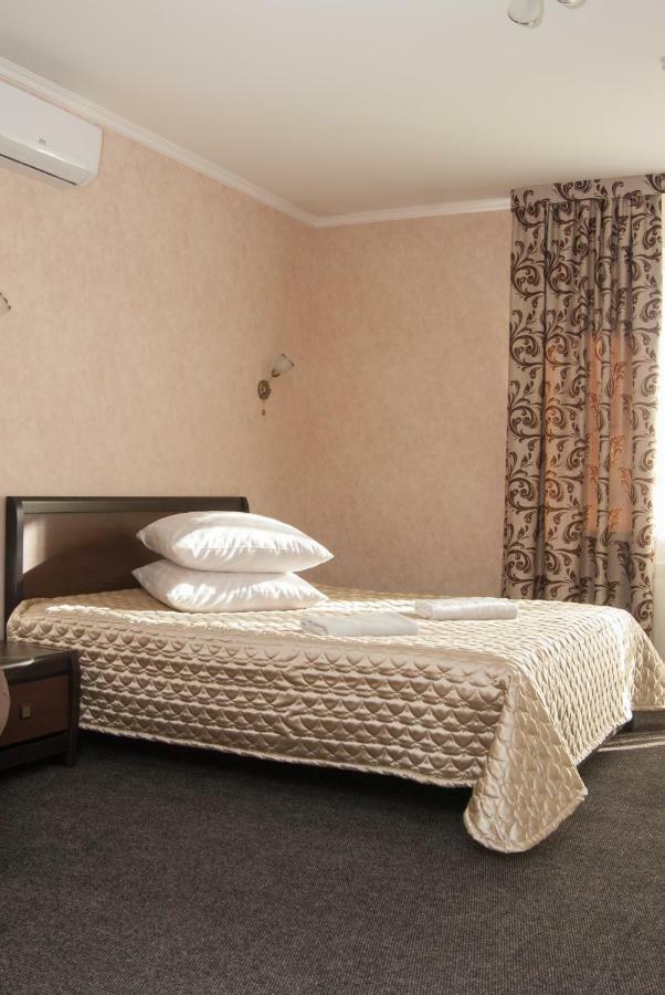 Veles Hotel Brovary Exterior foto